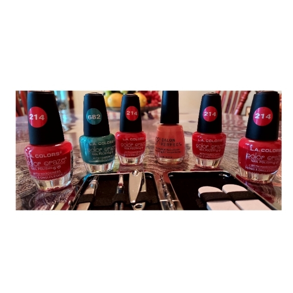 Nail Polish & Manicure Kit - Picture 4 of 6